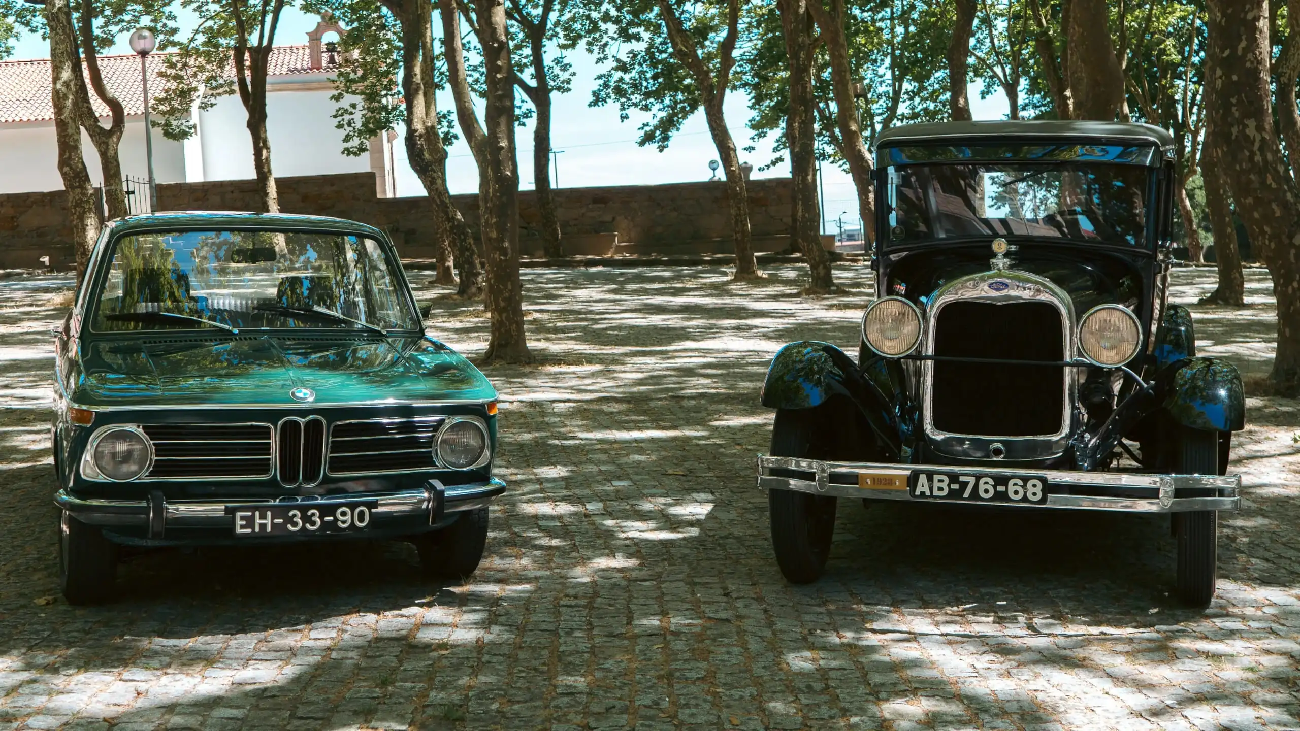 BMW 2002 de 1973 e Ford Model A de 1928 — JAC Rentals, aluguer de carros clássicos para eventos especiais em Portugal